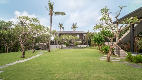 Arnalaya Beach House - Spacious lawn ideal for weddings